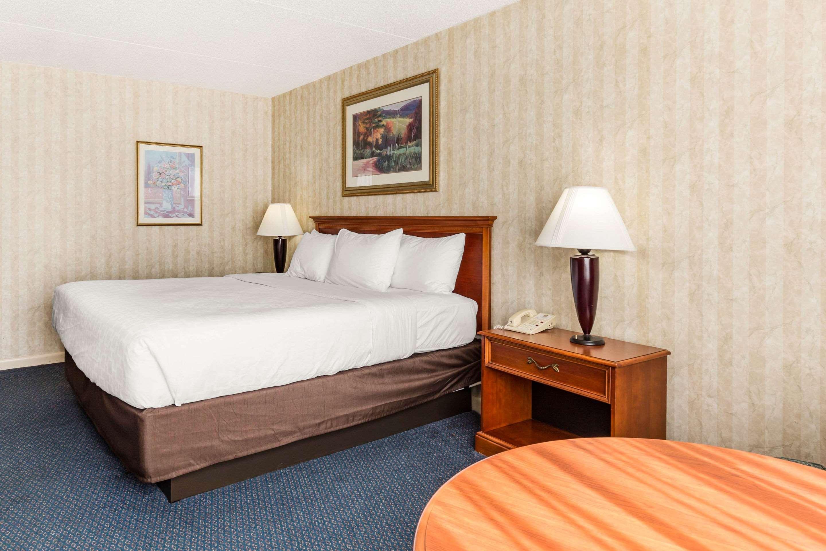 Days By Wyndham I-64 Hotel 2*