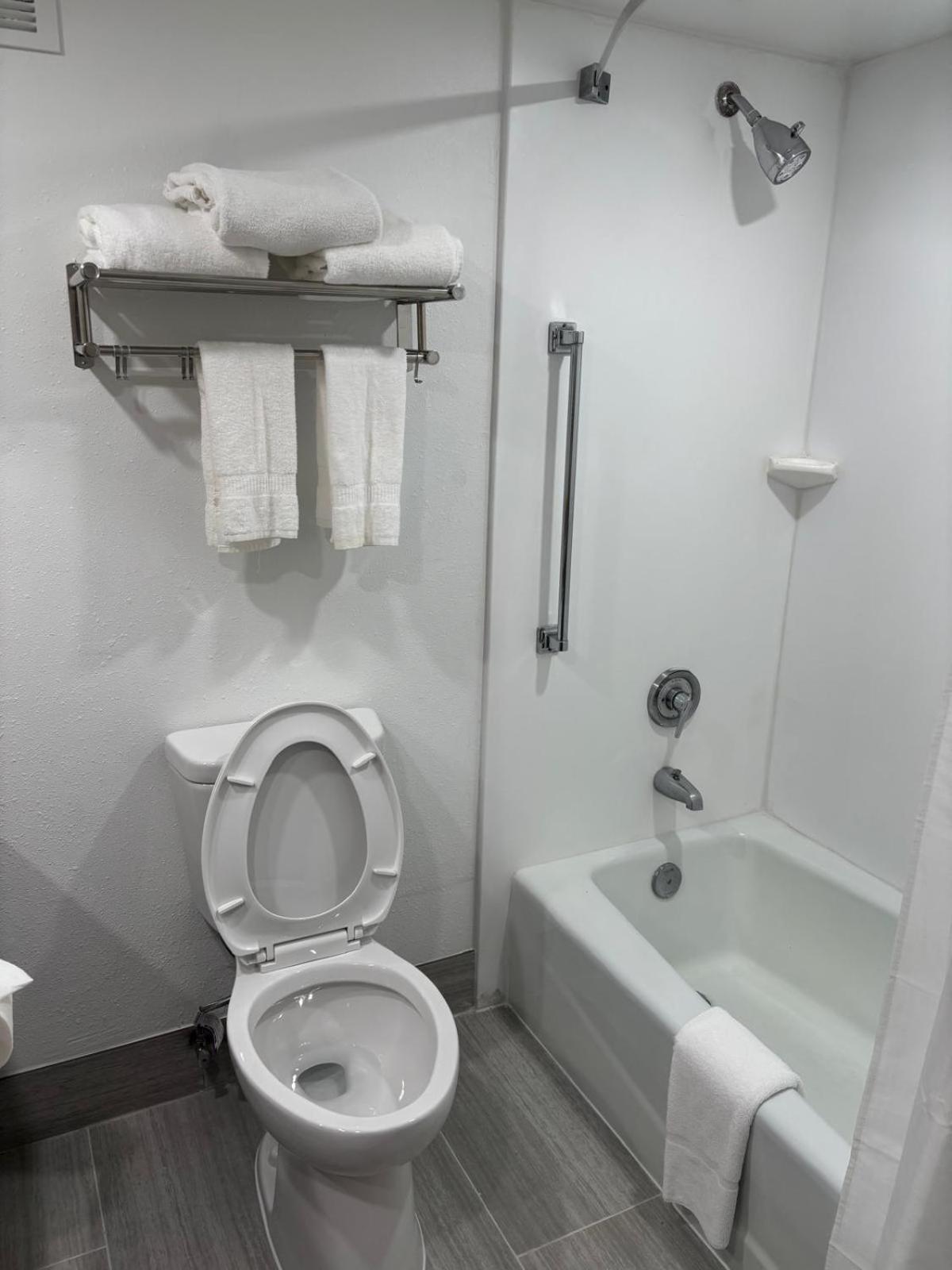 Days By Wyndham I-64 Hotel 2*